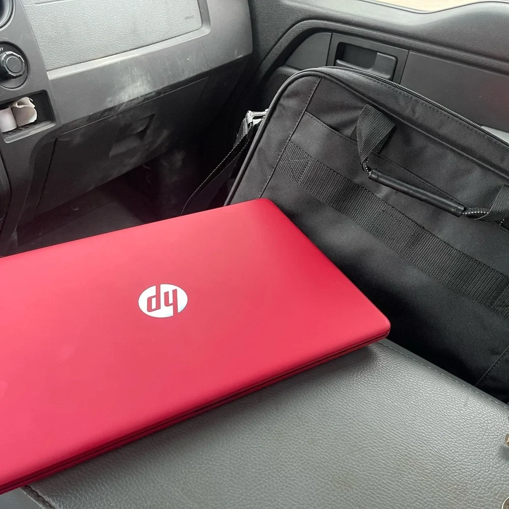 Ho. Red labtop